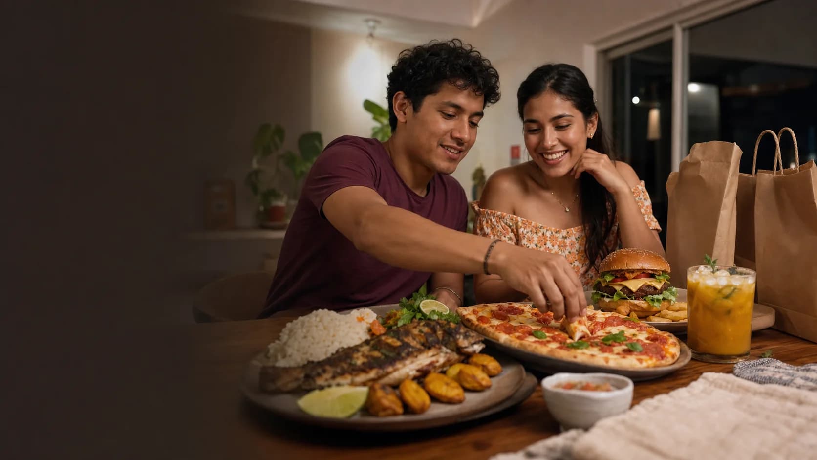 Una pareja disfruta comida recién entregada en Riberalta